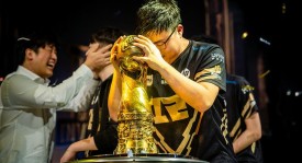 揭秘职业选手训练基地：电竞选手日常生活与高强度训练，团队协作友谊引粉丝热烈反响